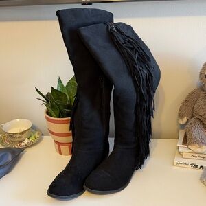 Francesca‘s Black Suede Fringe Boots